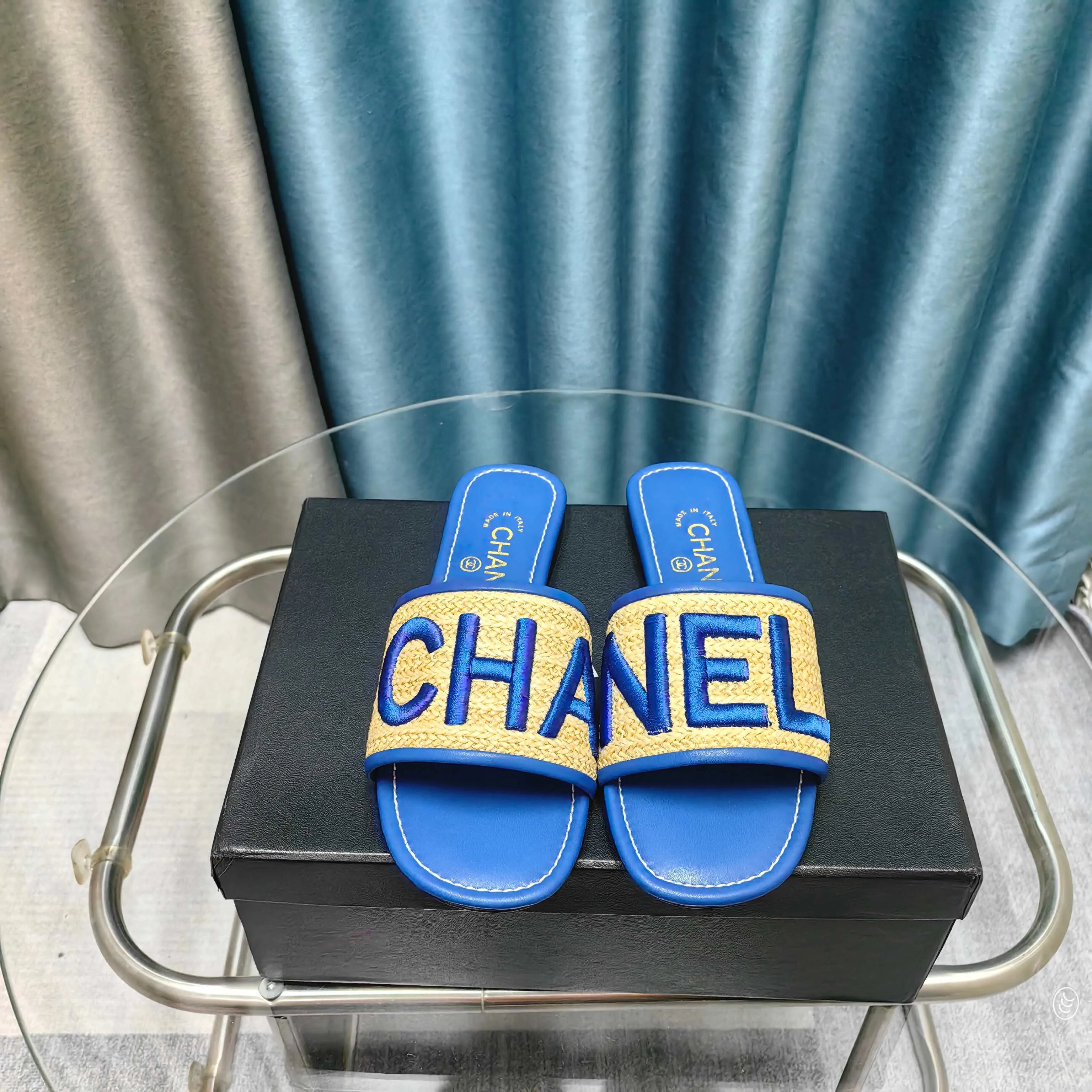CC 25 Mule Raffia Large Logo