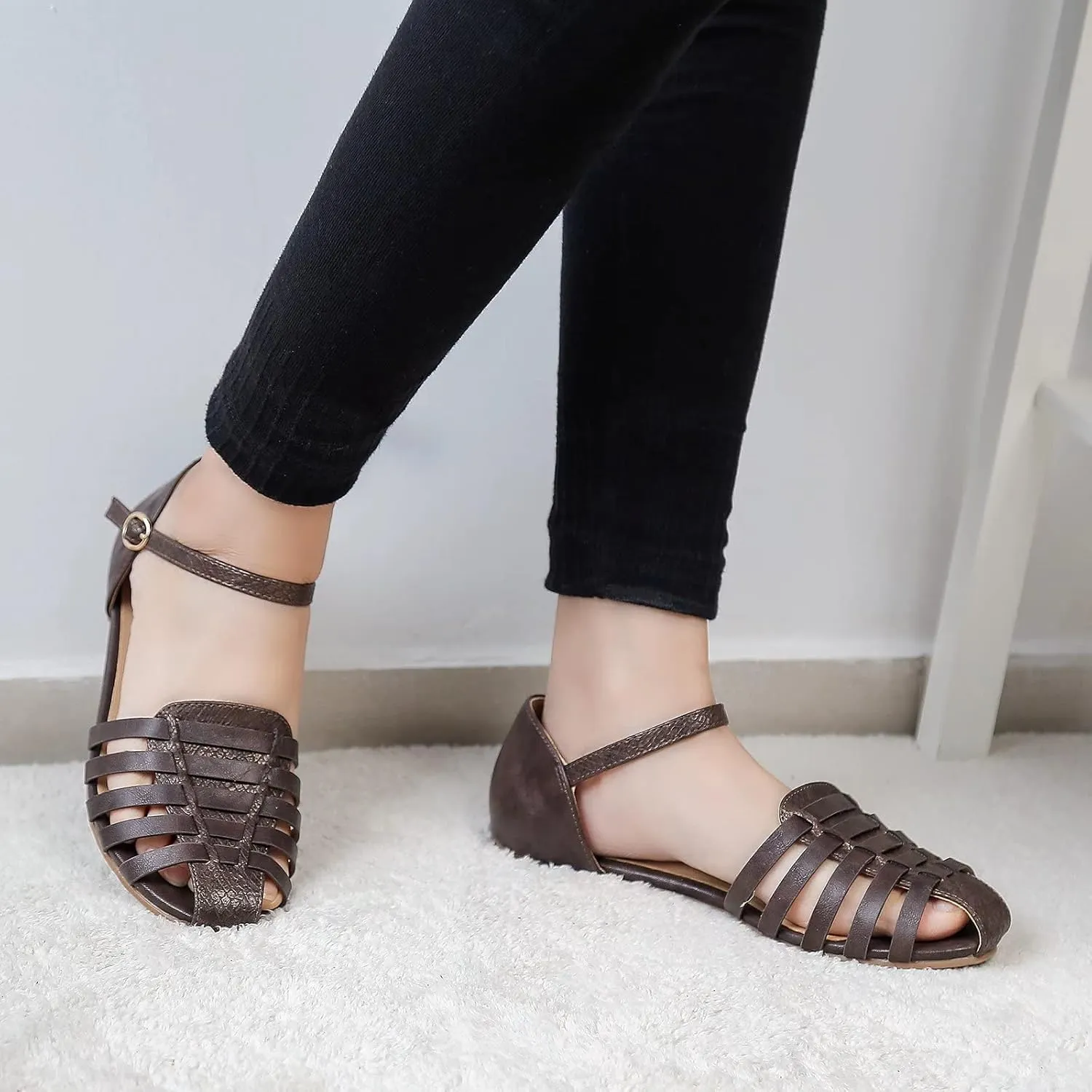 MaxMuxun Women's Closed Toe Flat Sandals Comfortable Ankle Strap Cut Out Cage Summer Roman Shoes
