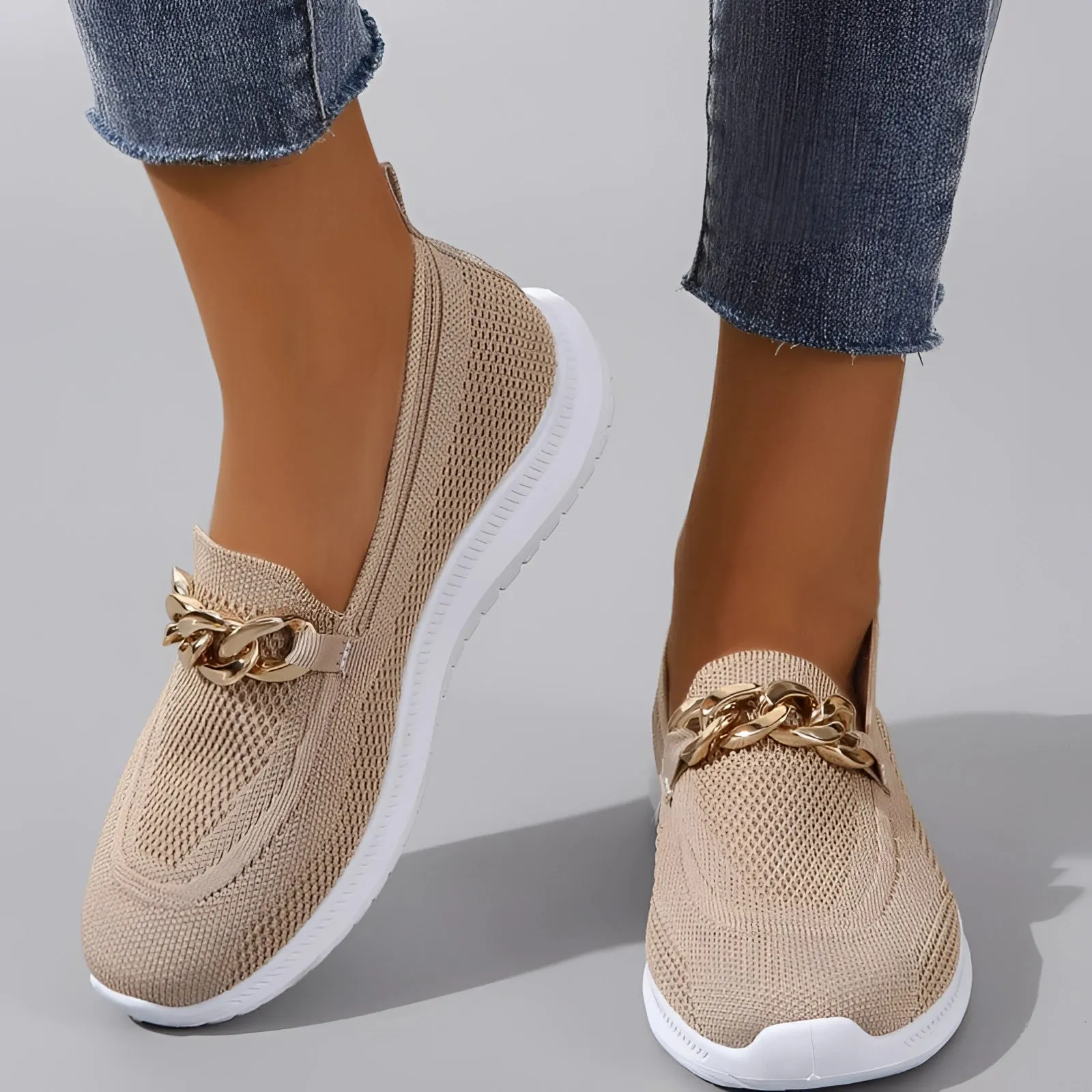 Minimalist White Sneaker with Seamless Design & Lightweight Sole