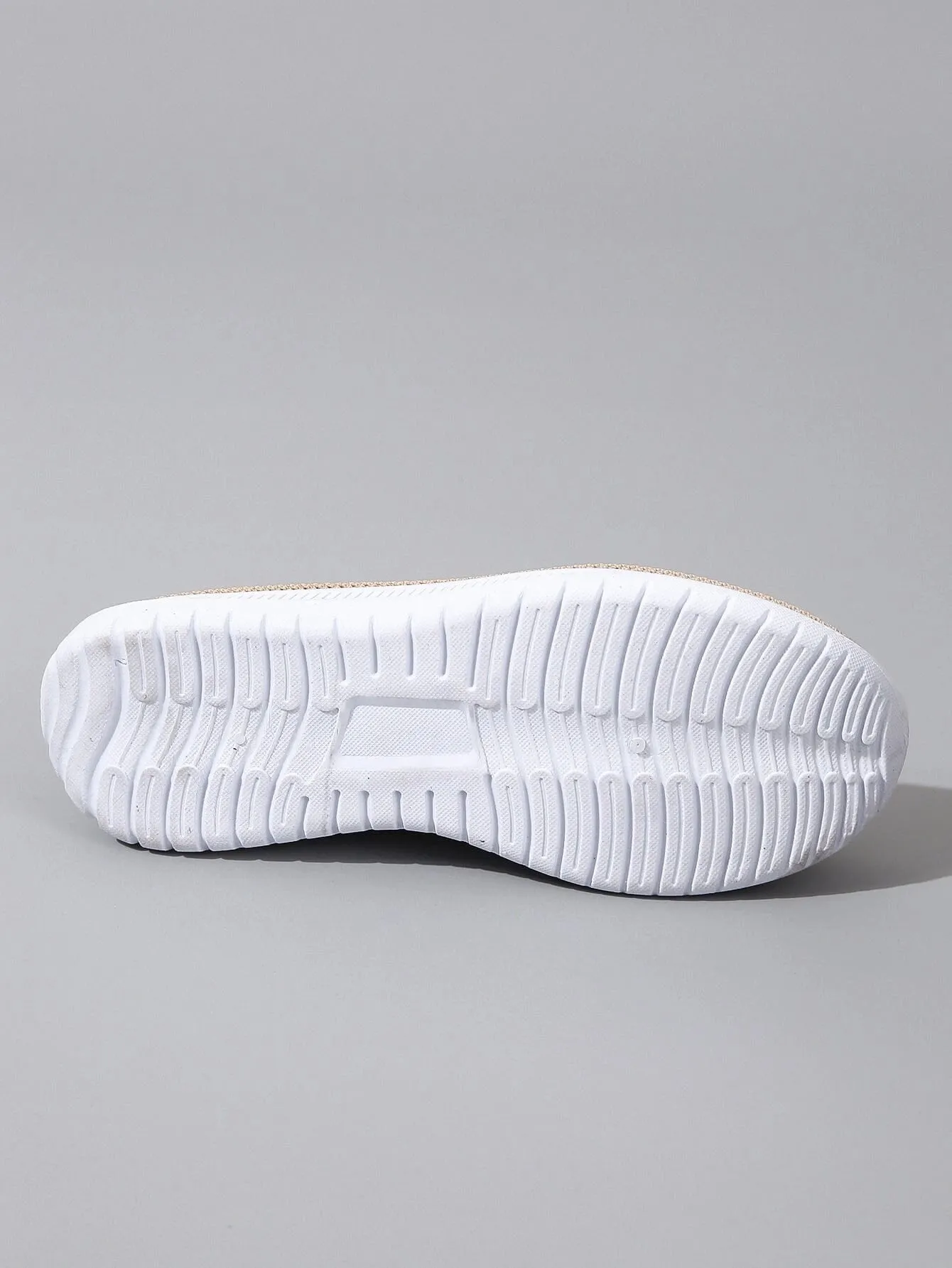 Minimalist White Sneaker with Seamless Design & Lightweight Sole