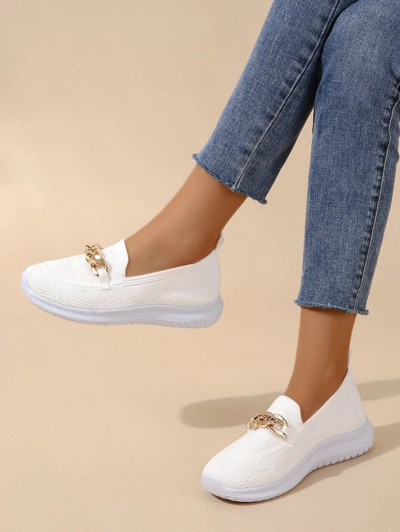 Minimalist White Sneaker with Seamless Design & Lightweight Sole