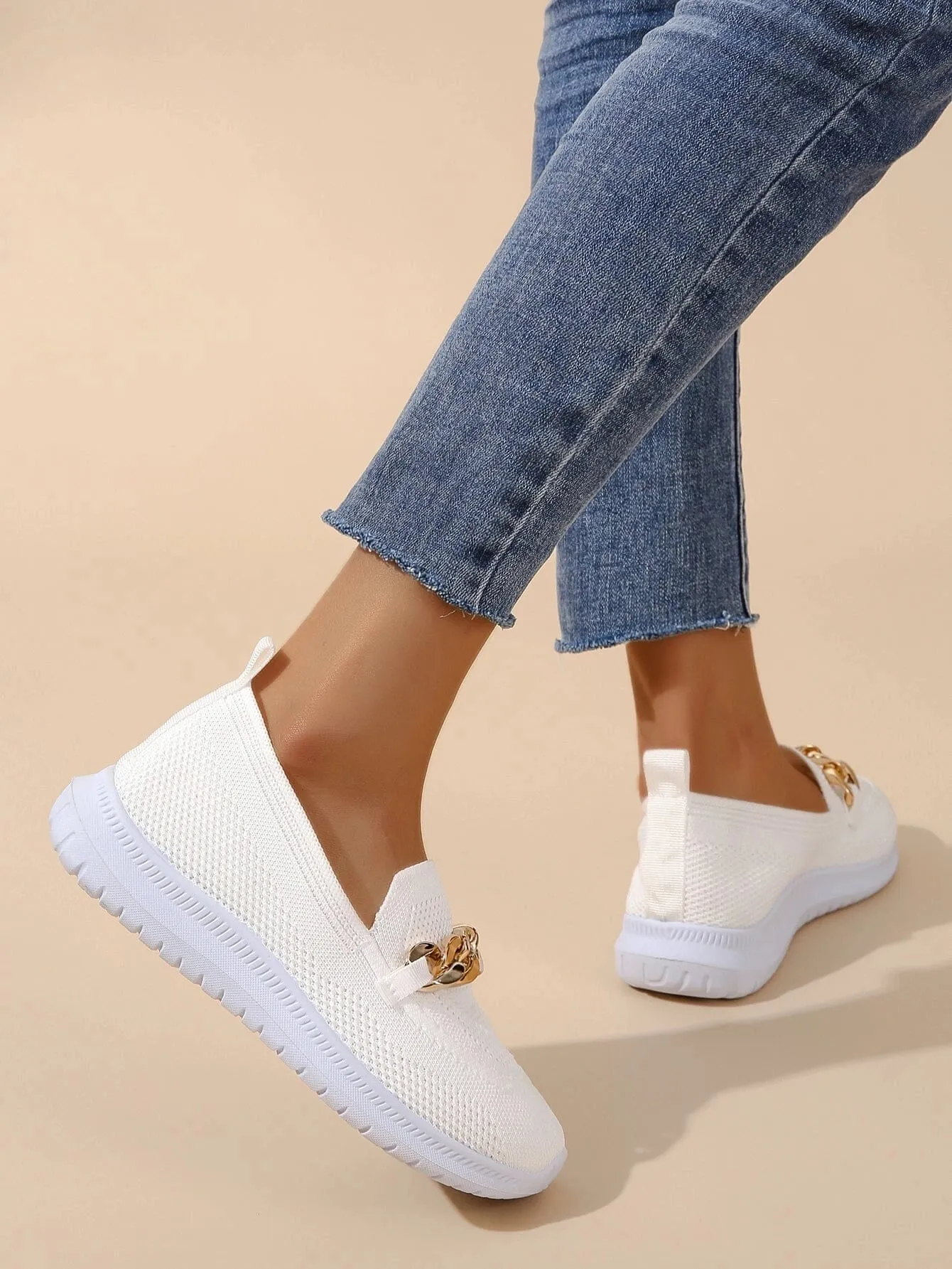 Minimalist White Sneaker with Seamless Design & Lightweight Sole