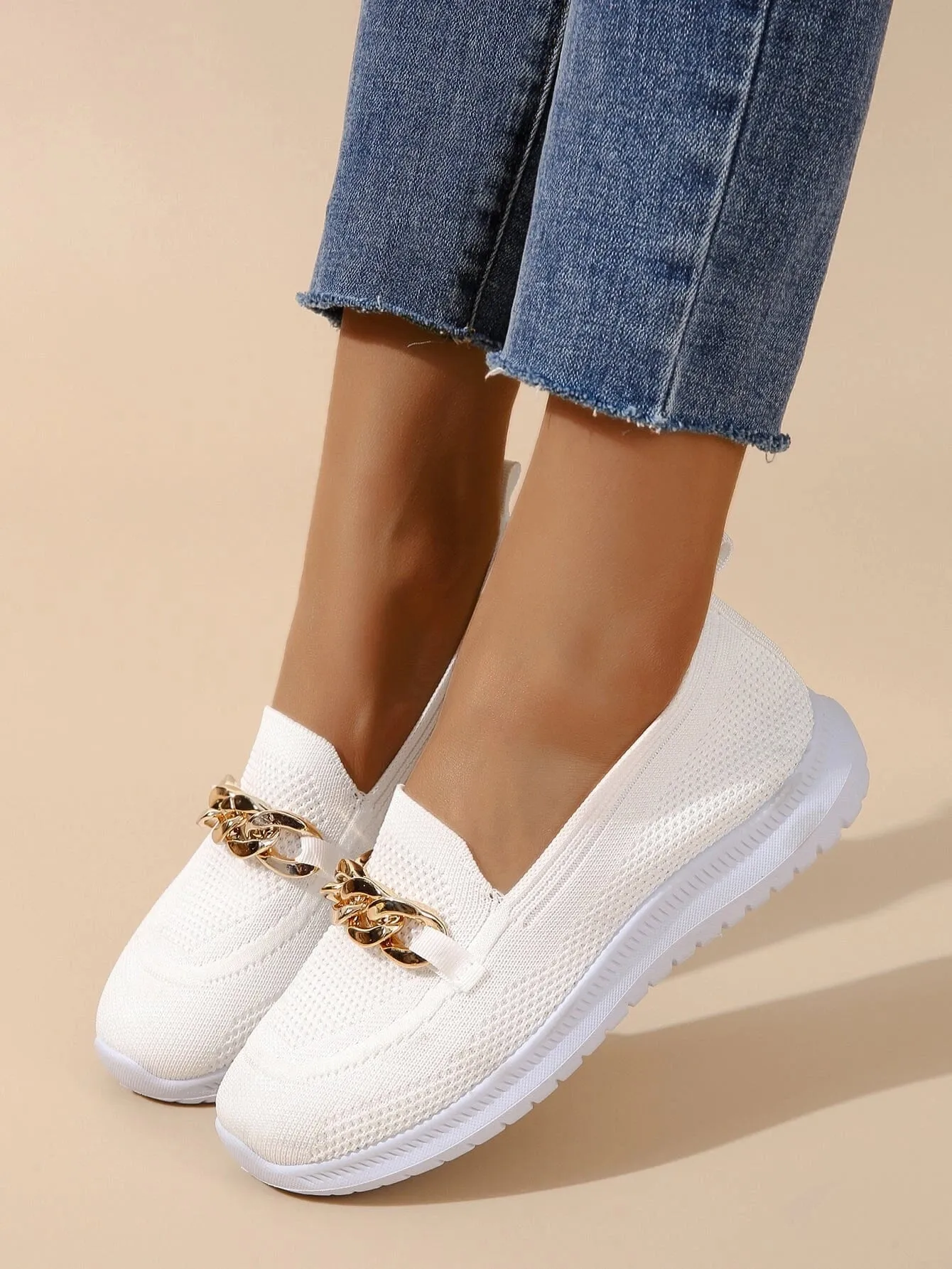 Minimalist White Sneaker with Seamless Design & Lightweight Sole