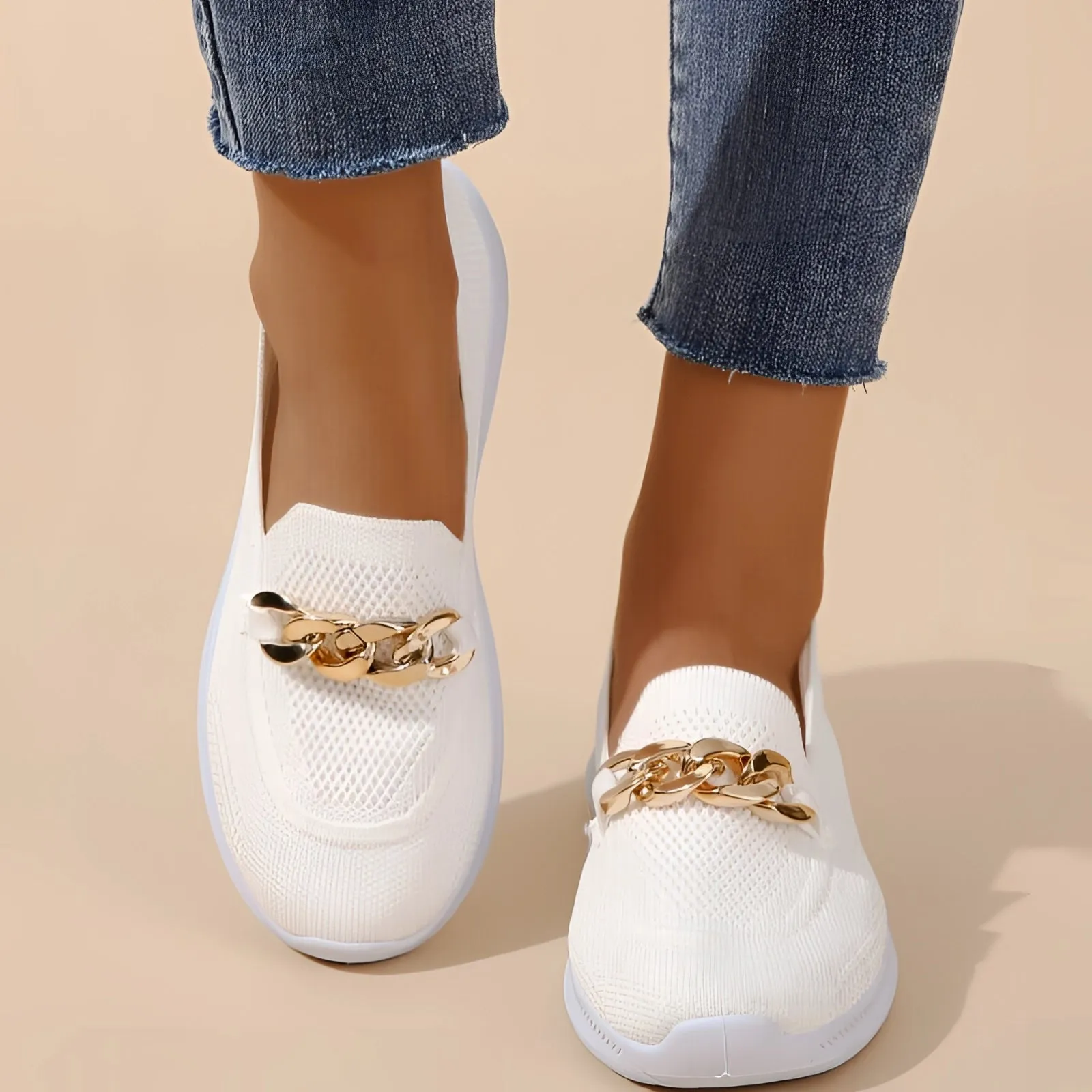 Minimalist White Sneaker with Seamless Design & Lightweight Sole