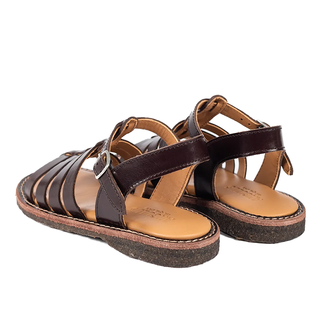 Sandal with open toe and buckle closure