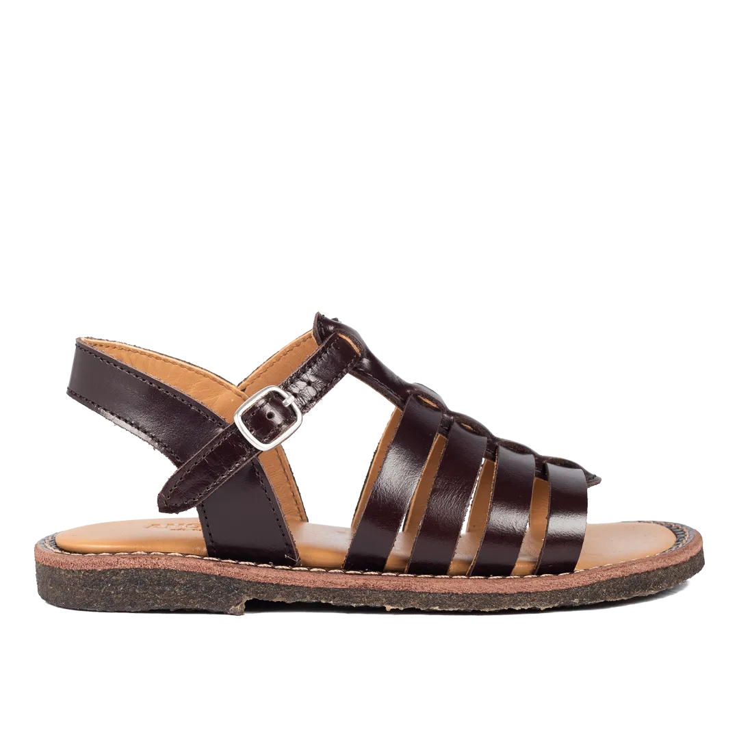 Sandal with open toe and buckle closure