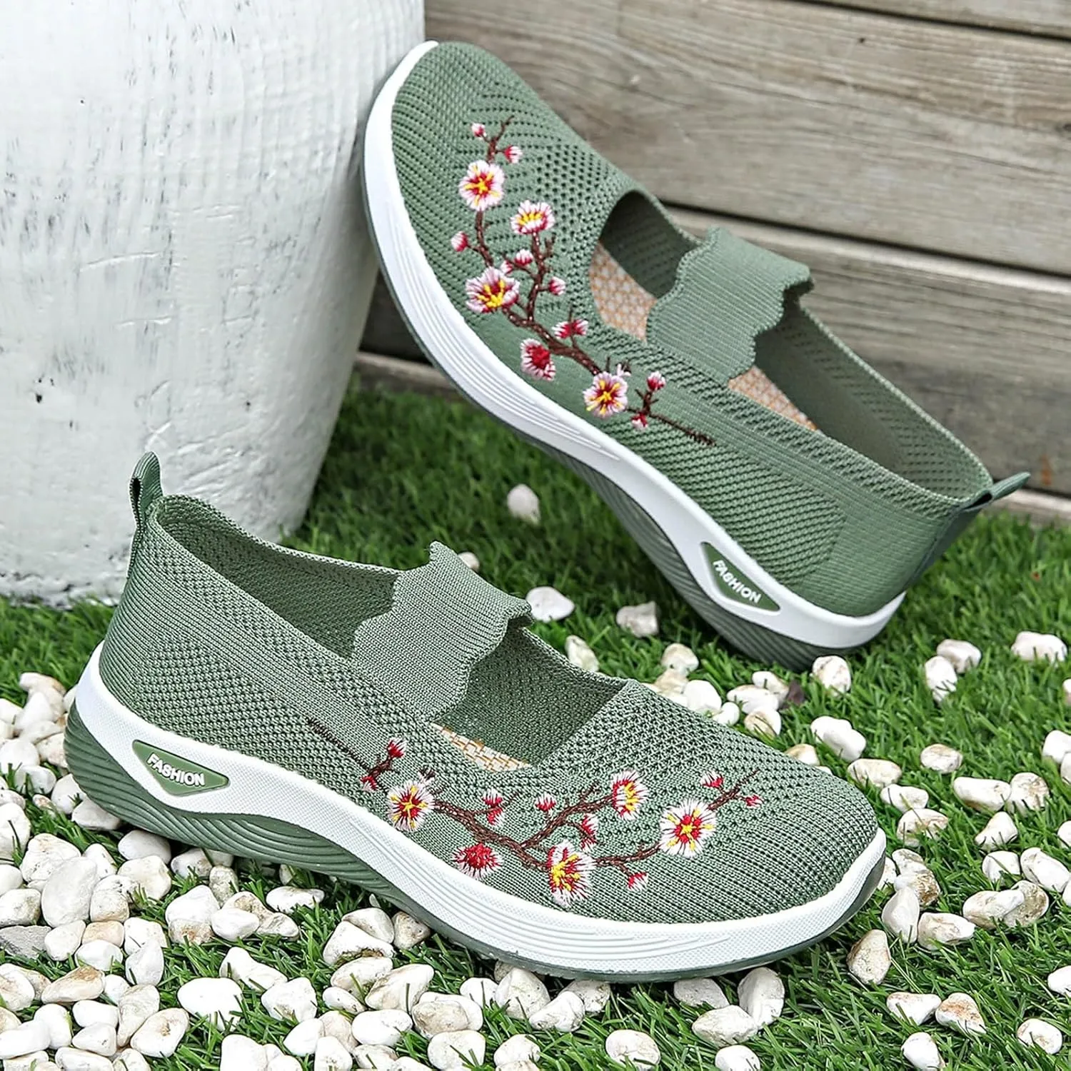 Spring and Women's Mesh Slip On Breathable Shoes Fashionable Soft Soled Casual Sports Shoes Bright Running Women