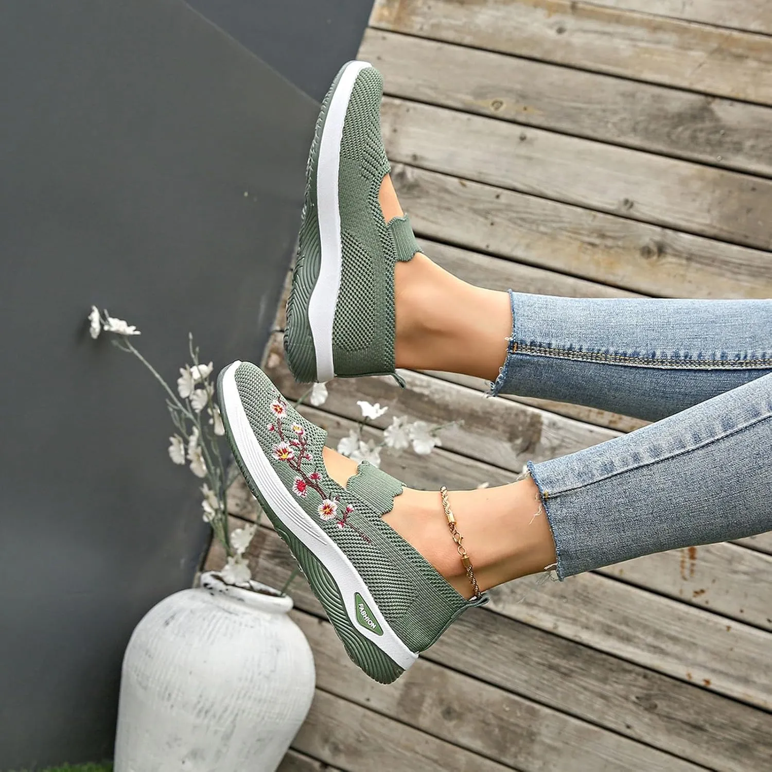 Spring and Women's Mesh Slip On Breathable Shoes Fashionable Soft Soled Casual Sports Shoes Bright Running Women
