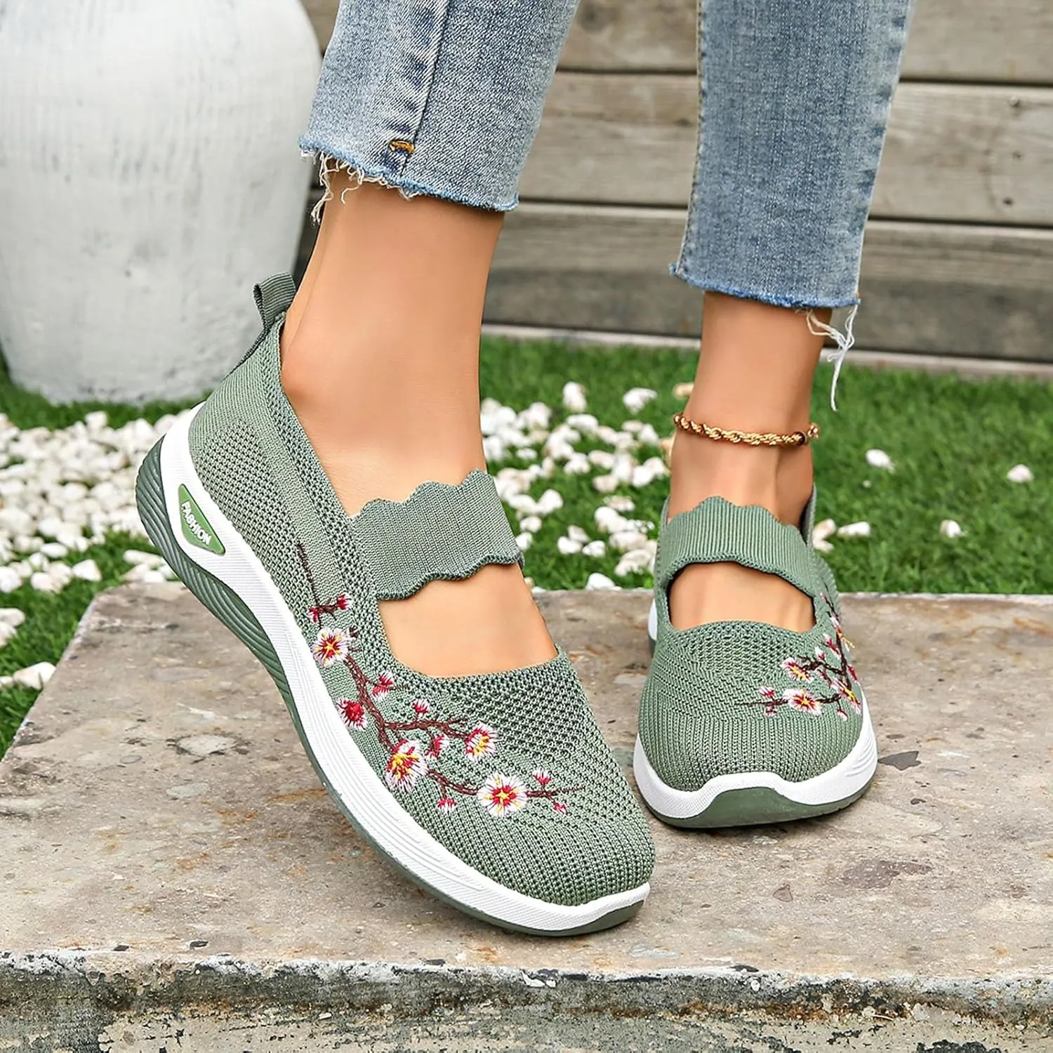 Spring and Women's Mesh Slip On Breathable Shoes Fashionable Soft Soled Casual Sports Shoes Bright Running Women