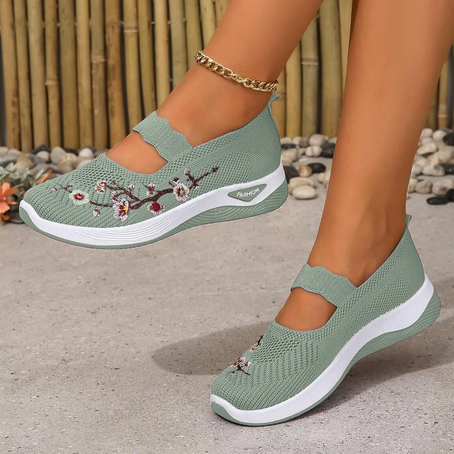 Spring and Women's Mesh Slip On Breathable Shoes Fashionable Soft Soled Casual Sports Shoes Bright Running Women