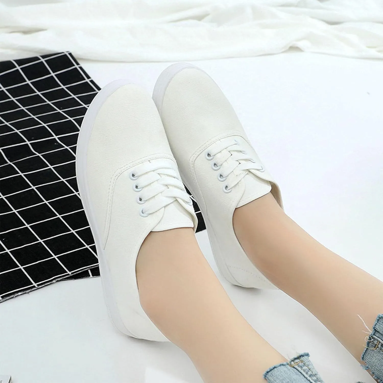 Womens White Canvas Sneakers Lightweight Lace Up Fashion Comfortable Canvas Shoes Low Top Slip On Casual Tennis Walking Shoes Women Footwear